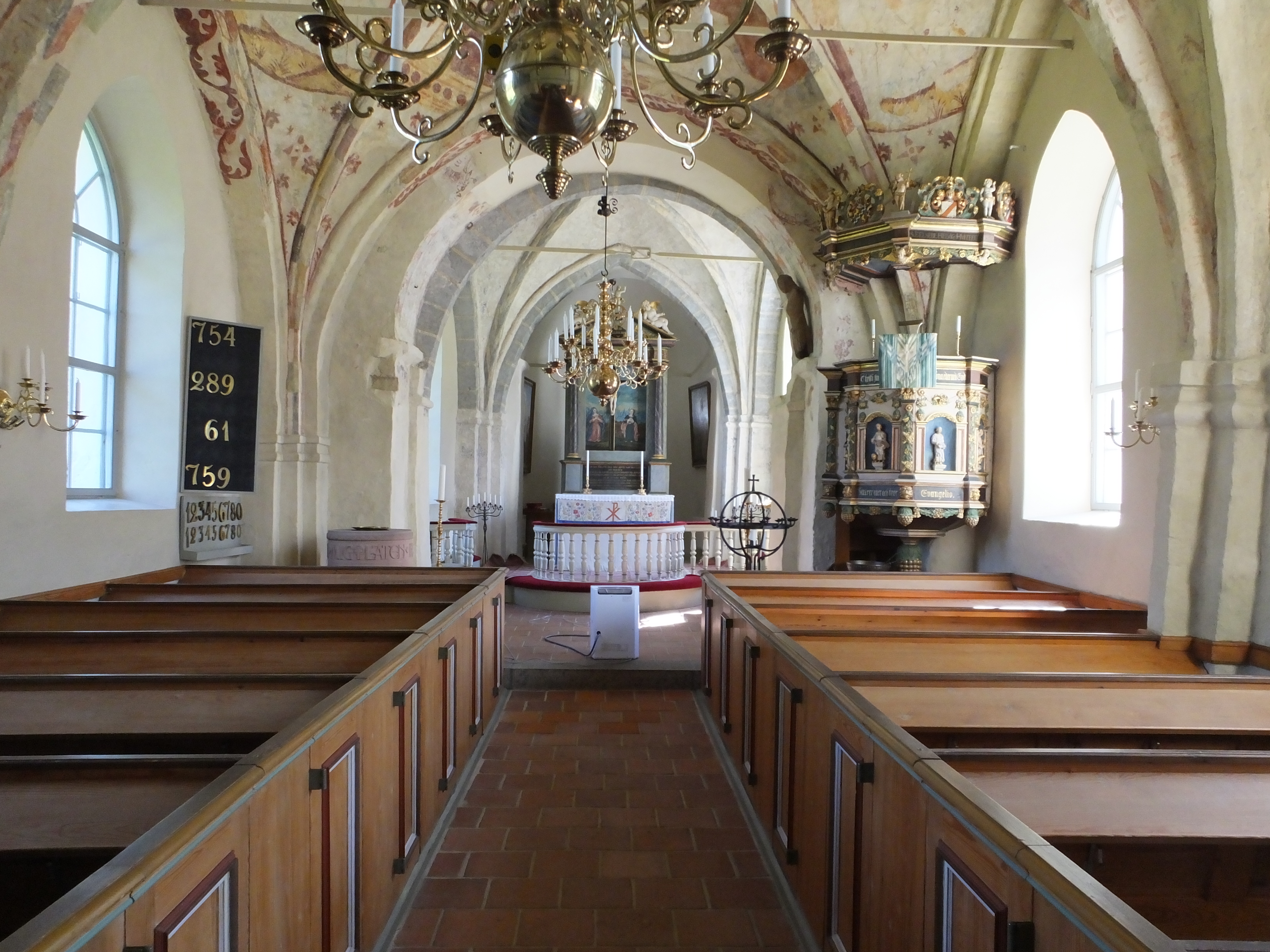 Benestads kyrka, koret i öster