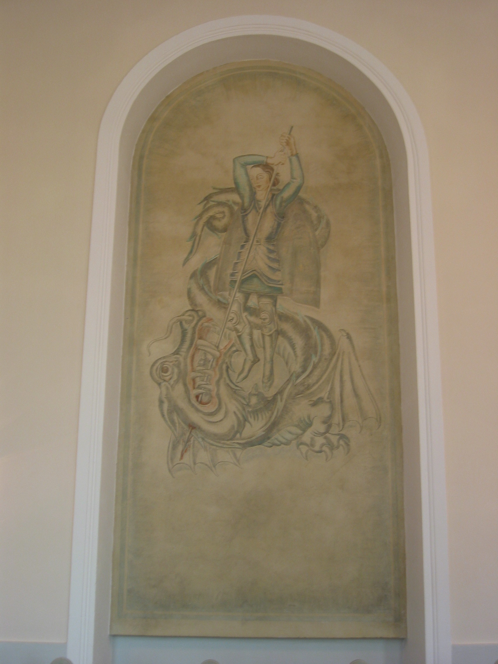 Ytterlännäs nya kyrka, interiör, kyrkorummet. 
I den igensatta nordportalen finns en väggmålning med St. Göran och draken från 1928, utförd av Torsten Nordberg.

