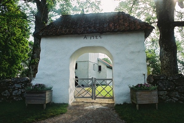 Stigporten i västra kyrkogårdsmuren vid Åsbräcka kyrka, från V.