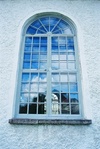 Långhusfönster i St Peders kyrkas nordfasad.