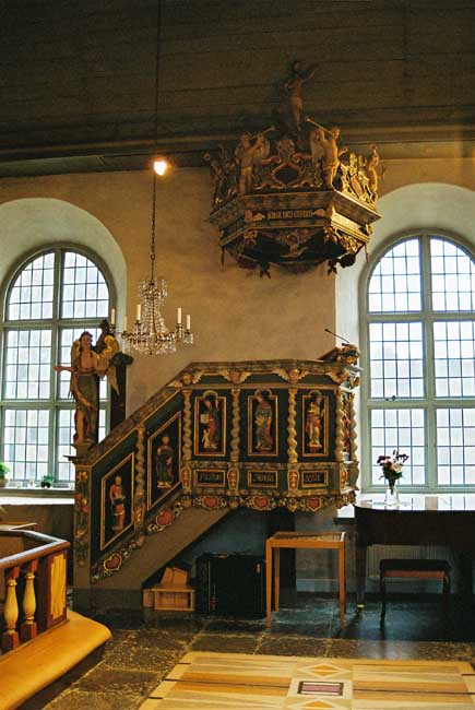 Predikstolen är ett verk av Michael Schmidt, inköpt till kyrkan år 1751. 