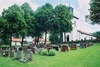 Kyrkogården med kyrkan i bakgrunden, från SV.