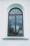 Långhusfönster i Fuxerna kyrkas nordfasad.