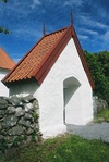 Den östra stigluckan i kyrkogårdsmuren vid Ale-Skövde kyrka, från SÖ.