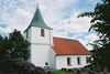 Ale-Skövde kyrka och del av den västra kyrkogårdsmuren, från SV.
