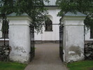 Selångers kyrka med omgivande kyrkogård, norra grinden.