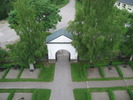 Selångers kyrka med omgivande kyrkogård, vy från kyrktornet mot stigporten.