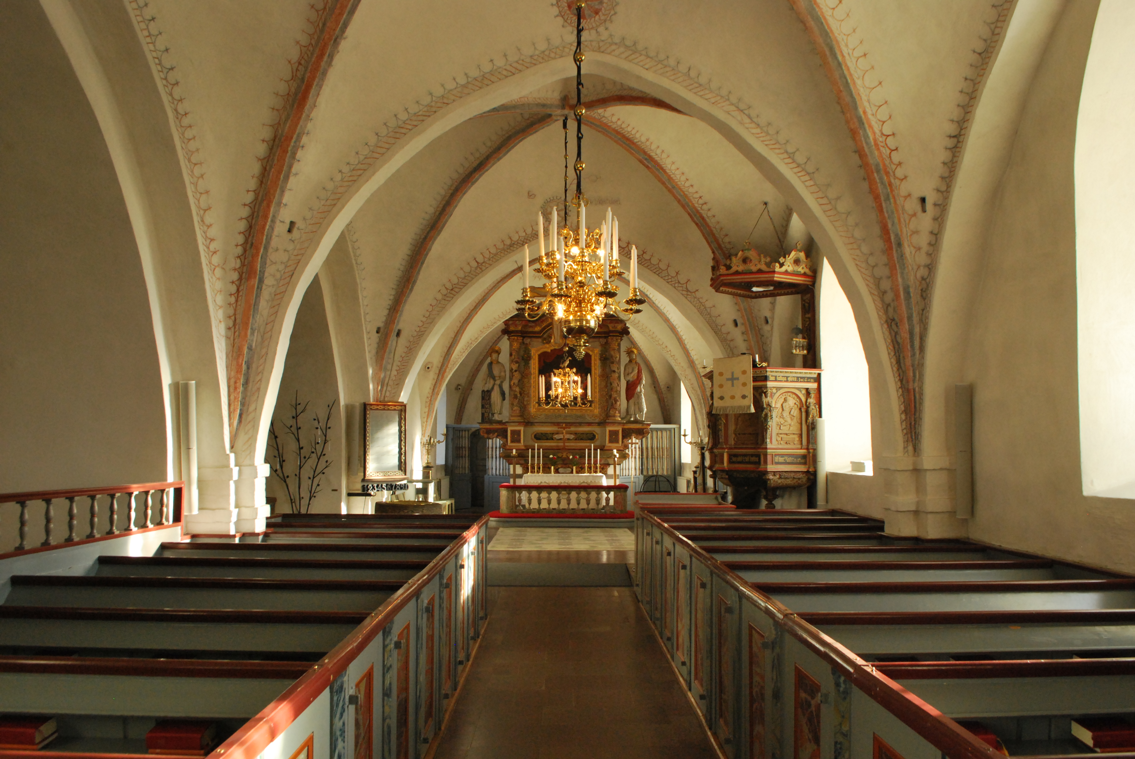 Bakråkra kyrka, långhuset mot altaret i öster