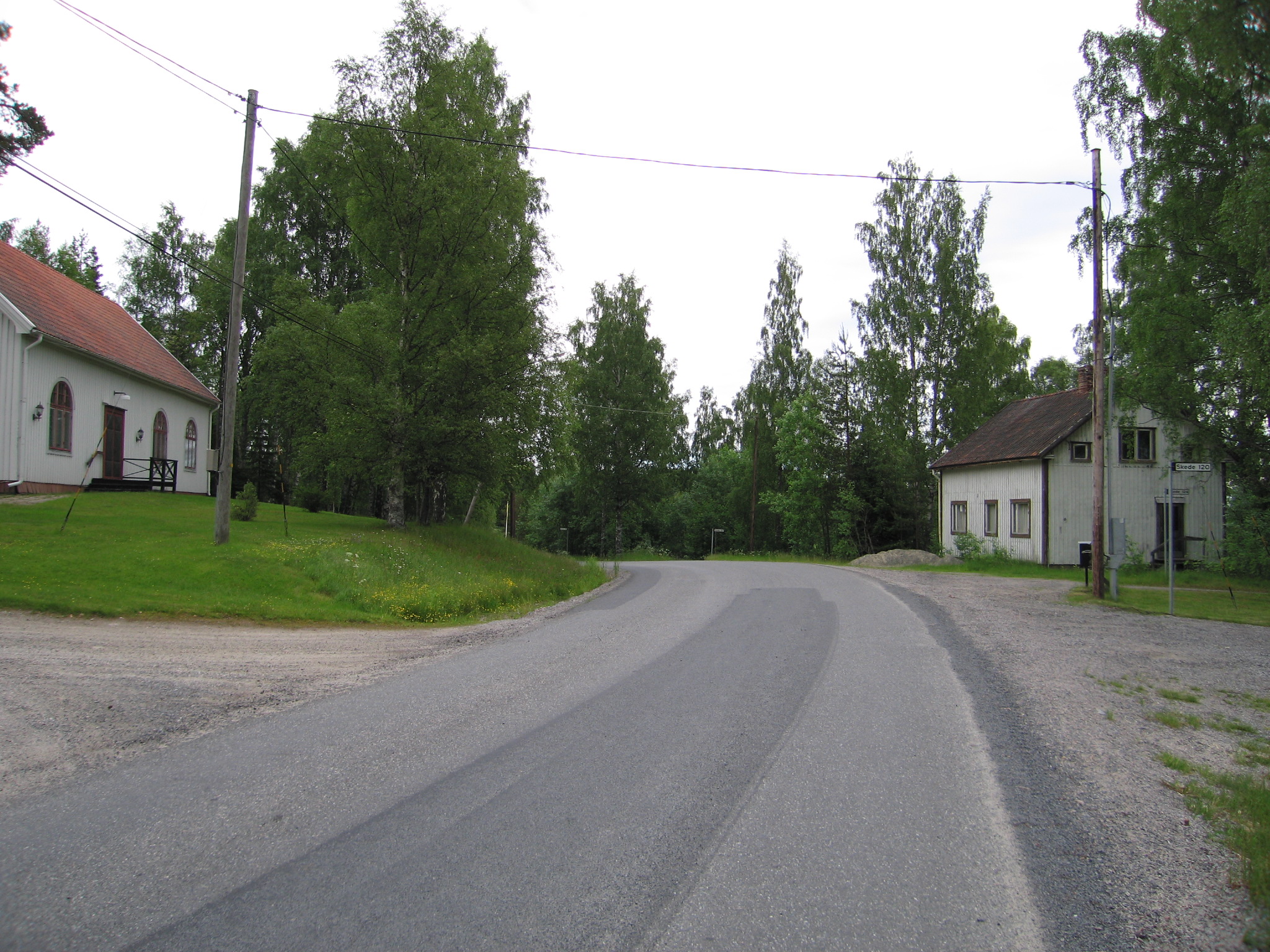 Skede kapell med omgivning, vy över vägen från väster. 