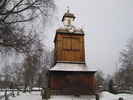 Grundsunda Kyrka med omgivande kyrkogård, klockstapeln, vy från söder.

Klockstapel i trä uppförd 1794 av Lars Pettersson-Grundström, Umeå. Stapeln i sk "bottnisk" stil, vilken var vanlig under 1700-talet från Ångermanlands kustland upp till övre Norrland och Finland. Stilen karaktäriseras av staplarnas tornlika höga resning, byggd i tre kubformade enheter i uppåt avtrappande skala, vilka åtskiljs av karnissvängda takfall. Den översta kuben eller lanterninen avslutas i regel med en lökformad huv med spira. 

Grundsundas klockstapel står på naturstensgrund med fogad sten. Stående panel i bottenplanet, stående locklistpanel i den ovanligt höga klockvåningen där tre klockor återfinns, två från 1700-talet, en från 1964. Lanterninen klädd i stående brädpanel med vit målning. Här finns ett fast enluftsfönster med tio spröjsade glas i vardera väderstreck, vit målning. Gulmålat listverk och takfotslist. Samtliga takytor med rundspån. Rödtjära blandad med vanlig tjära. Ett elektriskt tornur inmonterades 1917 i lanterninens nedre karnissvängda tak, tillverkning av firma Tornberg, Stockholm, urtavlor i samtliga 