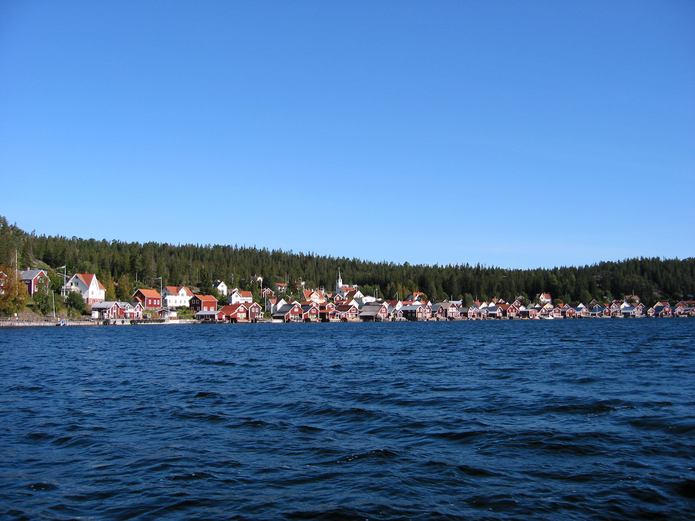 Ulvö Kyrka, kyrkomiljö, vy över Ulvöhamn från sydväst.