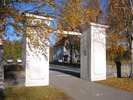 Skorpeds Kyrka med omgivande kyrkogård, Västra stigporten.