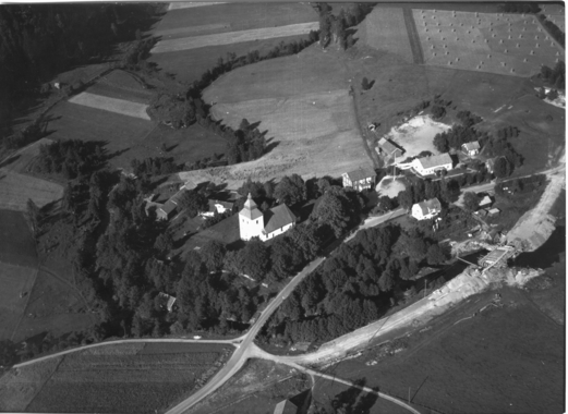 Flygbild från 1951 med kyrkan och de båda folkskolorna.  