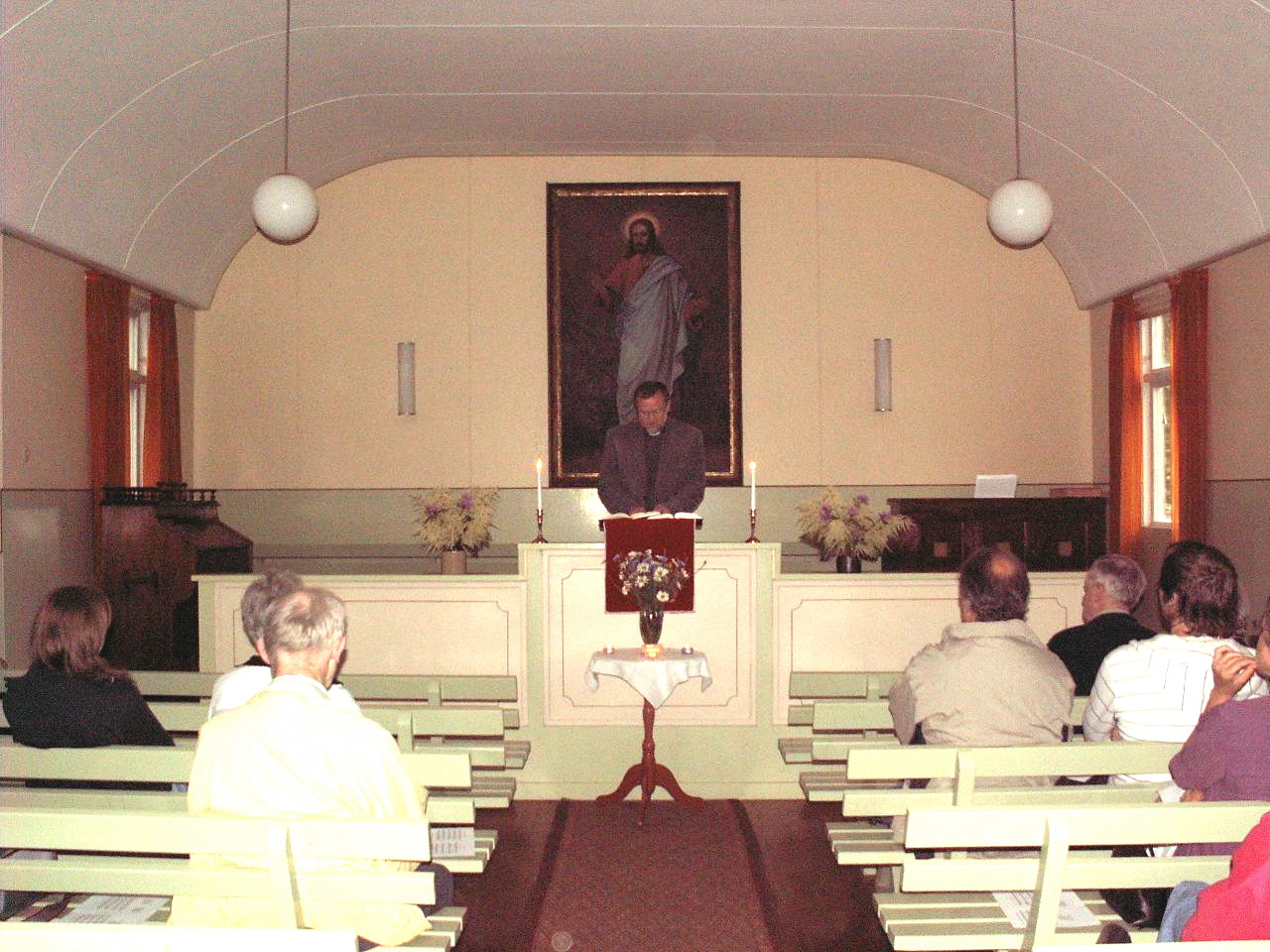 Foto av kyrksalen tagen vid avslutningsgudstjänsten år 2006. Talare är församlingens pastor
Sigvard Karlsson. Tavlan på fondväggen är målad av pastor Olof Hall. Den inköptes och skänktes
senare till Smyrnakyrkan i Mellerud, där den nu finns som fondtavla.
