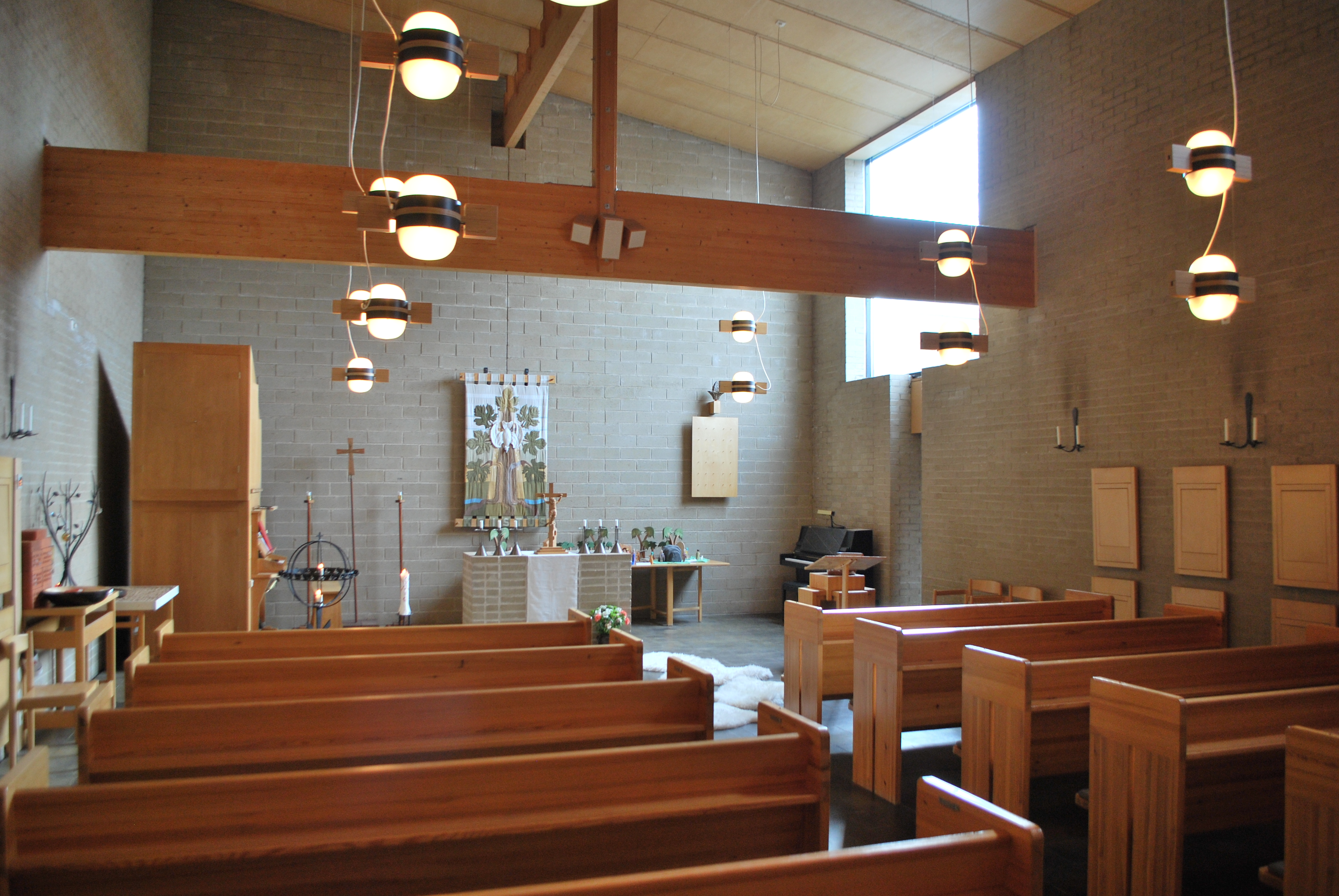 Hylligne småkyrka, kyrkorummet mot altaret i öster