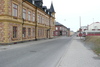 Ett av de ståtliga grannhusen med spiktegelfasad, 
t h slänten mot domkyrkans parkmiljö, Gåsen 13, f.d. tidningshuset Norrbottens-Kuriren syns i bakgrunden.