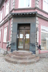 f.d Norrbottens-Kuriren
Entré från gatan- tidsenlig omfattning men moderna dörrar, baldakin av 1930-talssnitt och ett skyltfönster som förstorades 1950, tidigare satt här ett vanligt fönster.