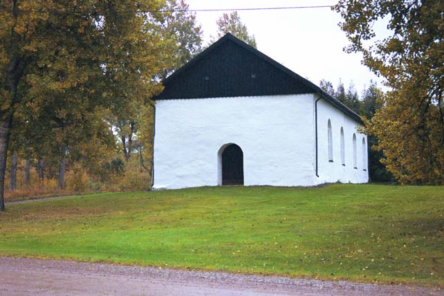 Kyrkan från väster.