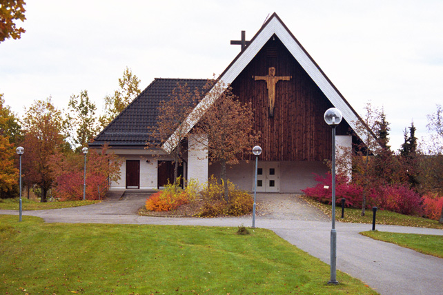 Kyrkan från väster.