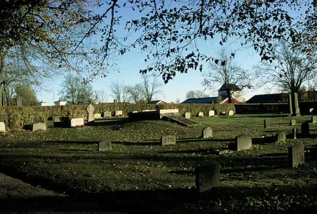 Kyrkogården söder om kyrkan.