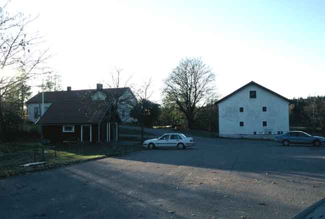 Parkeringsplats söder om kyrkan.