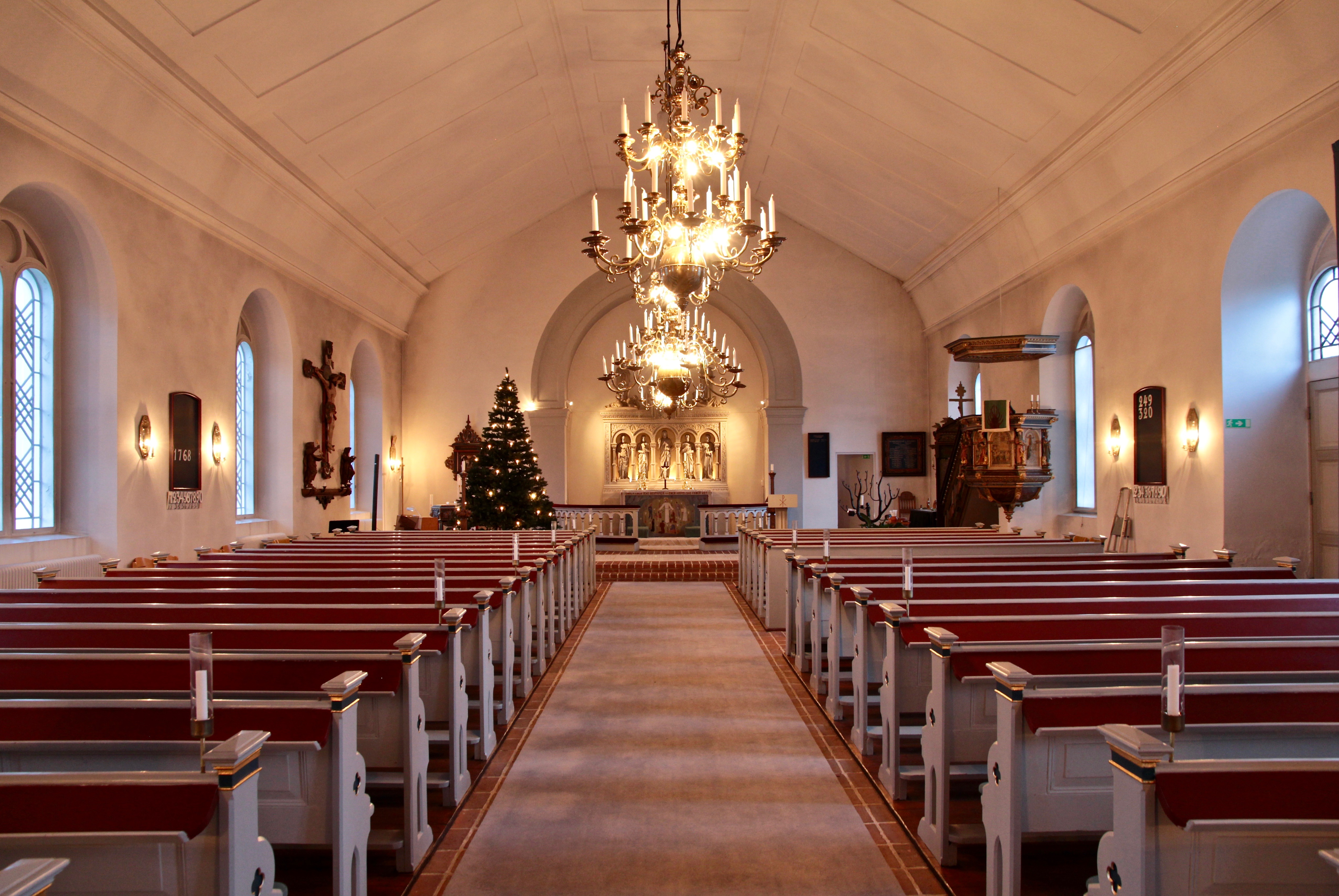 Holmby kyrka, långhuset sett mot koret i öst