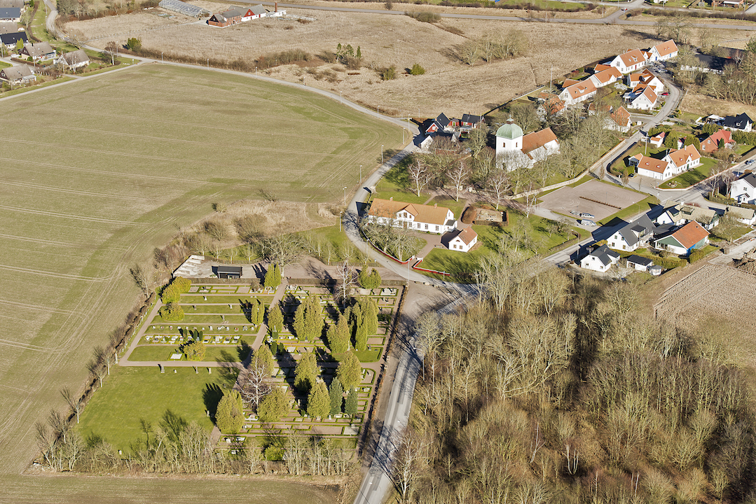 Västra Sallerups kyrka och kyrkogård
