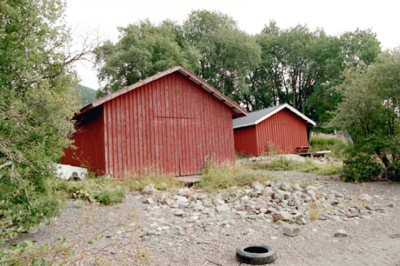 Stränderna vid Åresjön är bebyggda med ett tiotal båthus av olika ålder.