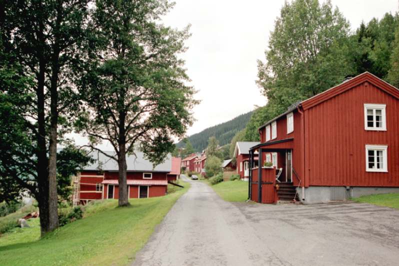 Den smala byvägen och småskaliga jordbruksbebyggelsen i Tottens by.