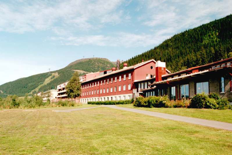 Åre sjukhus, högt beläget vid fjällsluttningen och med anor från 1920-talet.