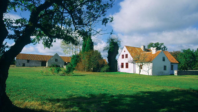 Gaustäde i Bunge. Till höger i bild syns manbyggnaden med bakbygge. Till vänster (delvis skymd), ladugårdslängan med bibyggt tröskhus.
