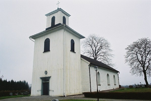 Finnekumla kyrka sedd från sydväst.