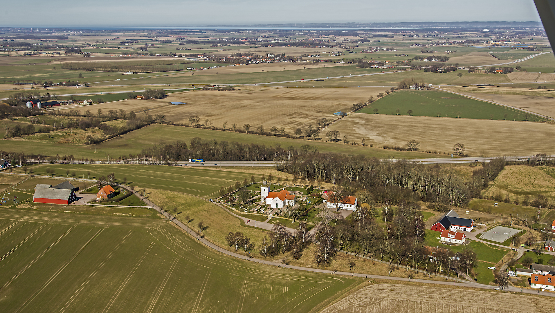 Kropps kyrka, kyrkomiljö