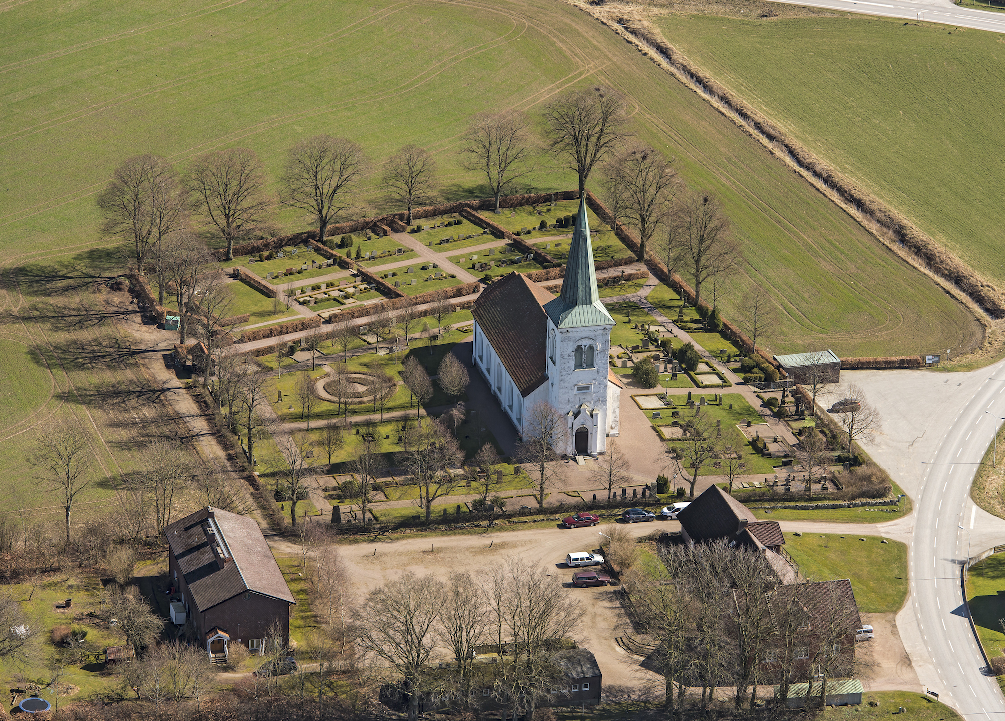 Asks kyrka och kyrkogård 