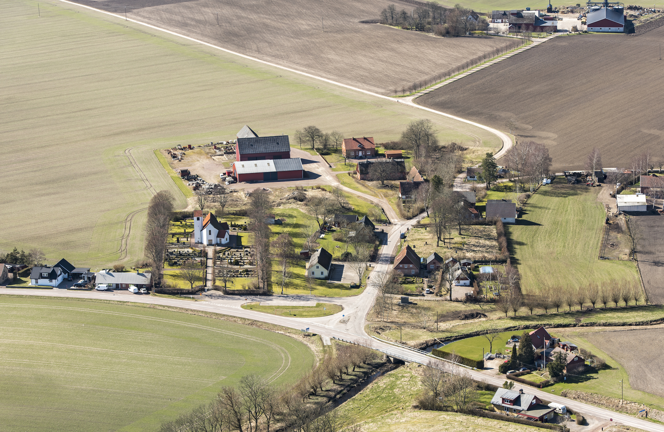 Källs-Nöbbelövs kyrka, kyrkomiljö