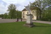 Drottningens paviljong, med skulptur Apollon Belvedere framför.