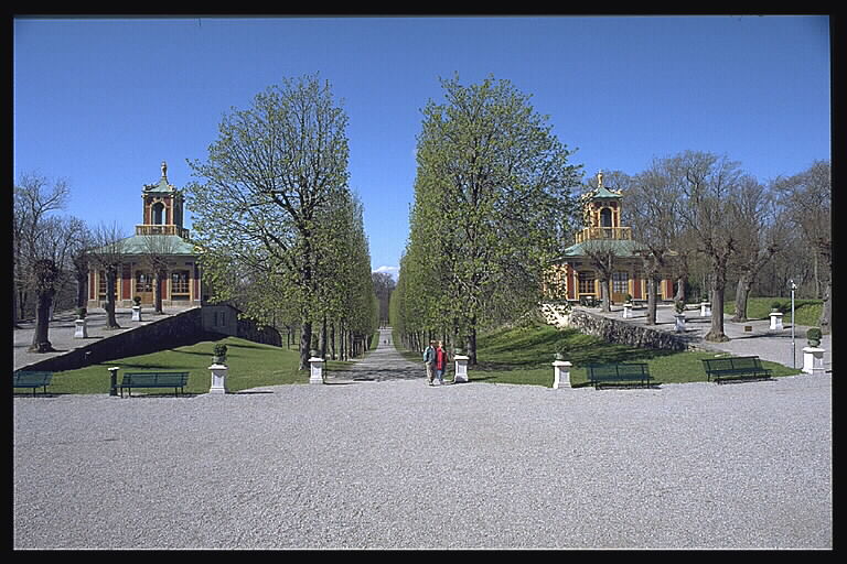 Paviljongerna (Confidensen t.v. och Svarvarverkstaden t.h.) vid Kina slott.
