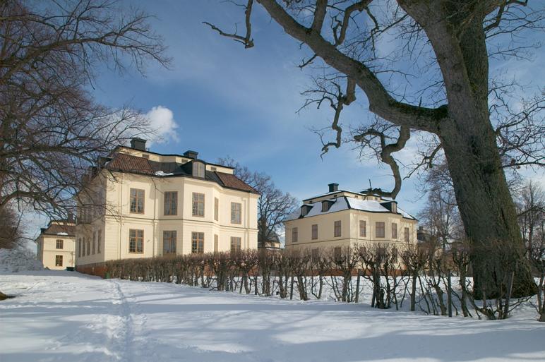 Närmast Hovmarskalkens paviljong, därefter Drottningens paviljong.
