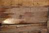 Bemålning på sprättäljd trobräda i taklaget.