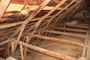Högben, stödben och strävor är återanvända från ett tidigare medeltida taklag.