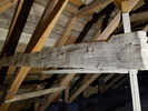 Orsa sakristia. En bräda vars ena sida har bearbetats med skave, uppskattningsvis 1400-1500-tal. Den sitter uppspikad på en takstol.