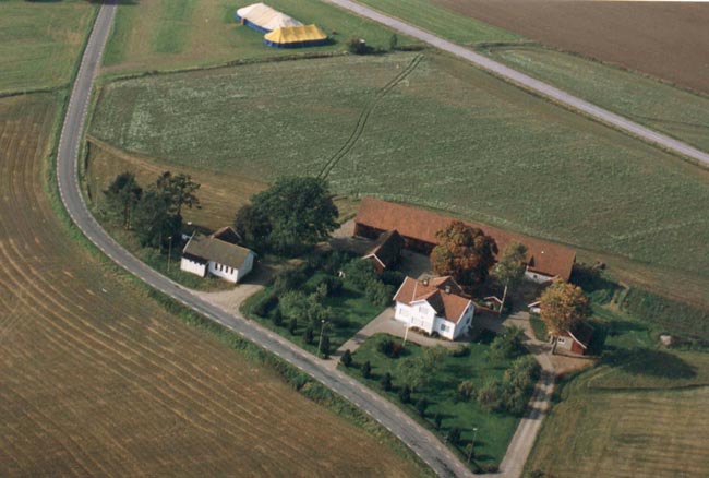 Flygfoto som visar Östadkulle Missionshus till vänster. Längst upp nära stora vägen ses kretsens mötestält.