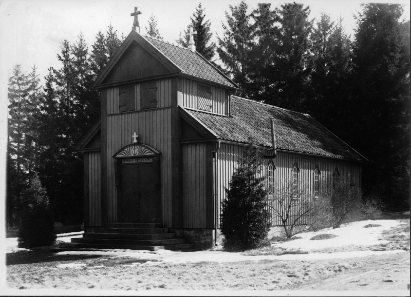 Rödbo kyrka från sydväst.