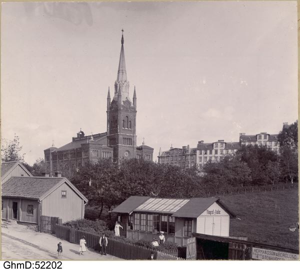 S:t Pauli kyrka vid sekelskiftet 1900. I förgrunden Redbergsvägen med en liten fotoateljé. 