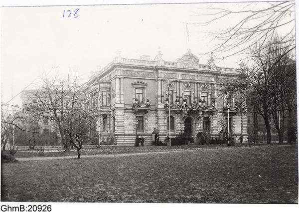 Wernerska villan på Parkgatan 22-24, ritad av A C Peterson 1885. Byggnadsminne. Foto från 1898 28-30/3 i samband med Oscar II:s besök. 