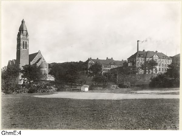 Kyrkan fotograferad från Karlsrofältet år 1911. Byggnaden till höger är Göteborgs Barnsjukhus, uppfört 1907-09 efter ritningar av O Dymling.