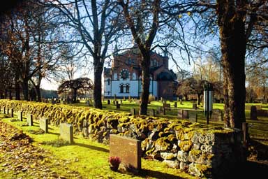 Tranemo kyrkogårds nordöstra del med kyrkogårdsmur, från NÖ.
