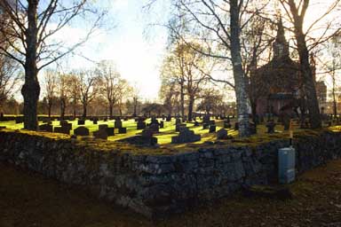 Tranemo kyrka och kyrkogård sett från SV.

