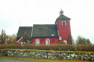 Mossebo kyrka med kyrkogårdsmur från norr.
