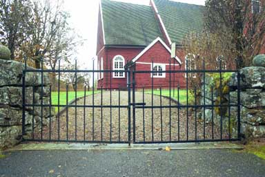 Smidesgrindar in till Mossebo kyrka från norr.
